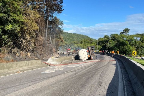 BR-101, no Morro dos Cavalos, é liberada após tombamento e explosão de carreta
