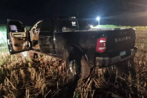 Criminosos armados invadem casa, fazem família refém e roubam caminhonete de luxo em Jandaia do Sul