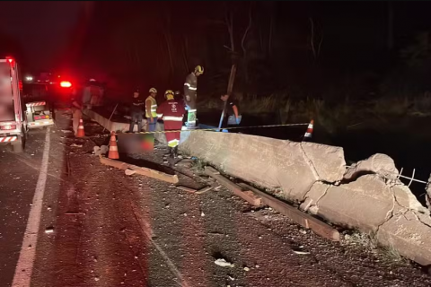 Pedestre morre após vigas de concreto caírem em cima dele enquanto consumia bebida alcoólica no acostamento, no Paraná