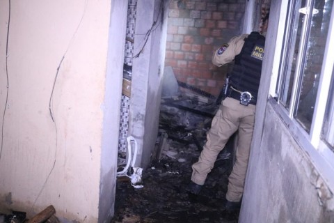 Conforme PM, incêndio em residência pode ter sido motivado por dívida de drogas