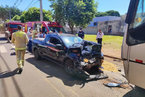 Motorista morre após bater em um ônibus no Paraná; suspeita é que ele teve mal súbito e perdeu o controle do veículo, dizem bombeiros