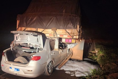 Carro bate na traseira de caminhão e motorista fica gravemente ferido