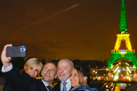 Macron posta selfie com Lula, Janja e Brigitte e Torre Eiffel ao fundo