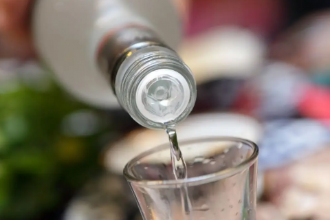 Com mais casos de intoxicação por metanol, deputados querem tornar adulteração de bebidas um crime hediondo