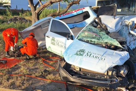 Mãe e filha estão entre os mortos em acidente entre ambulância e caminhão em Itapipoca