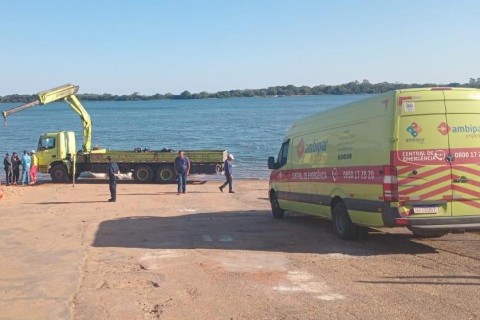 Operação para retirar caminhão do Rio Paraná entra no 2º dia