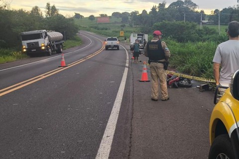 Caminhão e motocicleta batem de frente na PR-323, motociclista morreu