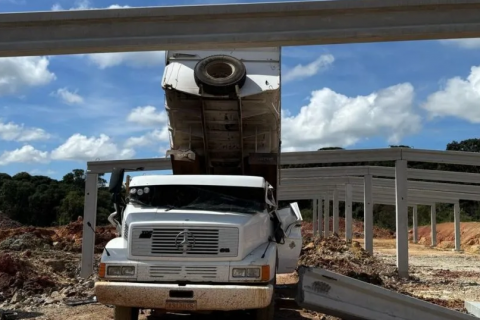 Funcionário morre após viga de concreto cair sobre caminhão em obra no Paraná