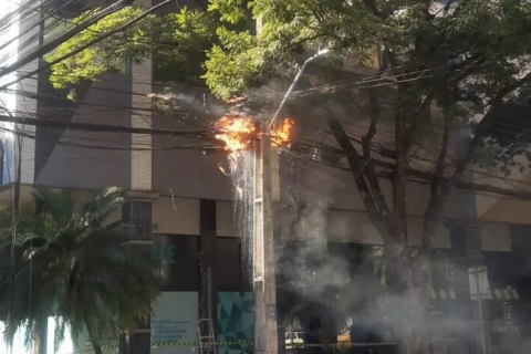 Bombeiros combatem incêndio em rede elétrica no Novo Centro de Maringá e orientam a população