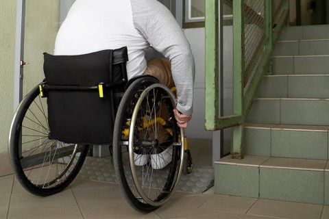 Em Maringá: Projeto de lei obriga que condomínios tenham cadeira de rodas