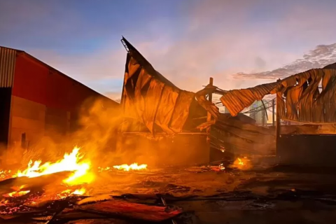 Incêndio destrói comércio de autopeças no Jardim América, em Maringá