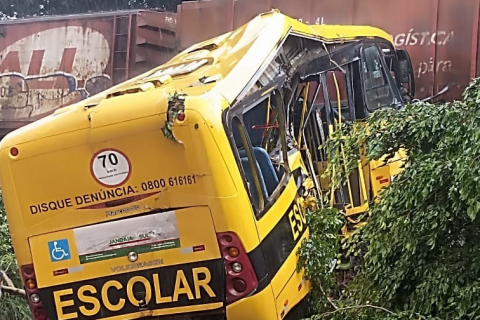 Pai de vítima de acidente entre ônibus e trem ganha indenização e pensão