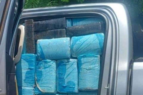 Hilux é apreendida em Maringá com mais de uma tonelada e meia de maconha