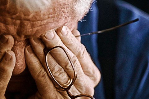 “Foi a primeira e a última vez”: golpe contra idosa em Maringá escancara violência invisível na velhice