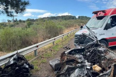 Picape parte ao meio em acidente e dois jovens morrem na PR-170