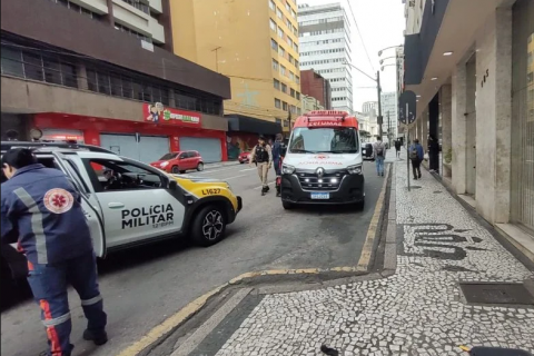 Jovem reage a assalto ao sair de balada e é esfaqueado no Centro de Curitiba; suspeito foi preso