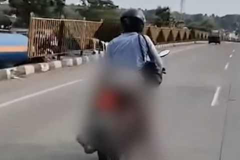 Homem carrega corpo da esposa em moto após acidente em rodovia