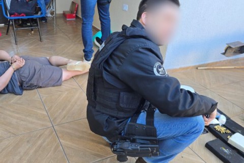 Homem com passagem por homicídio é preso com cocaína e arma em Maringá