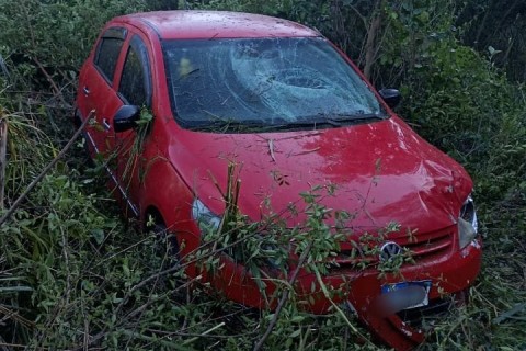 Veículo capota na PR-490 em São Jorge do Patrocínio e deixa duas pessoas com ferimentos leves