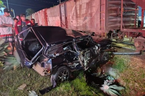 Duas pessoas ficam feridas após carro ser atingido por trem em Arapongas