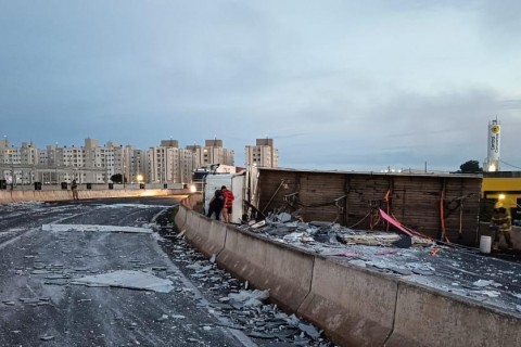 Carreta tombada complica tráfego na divisa entre Maringá e Sarandi
