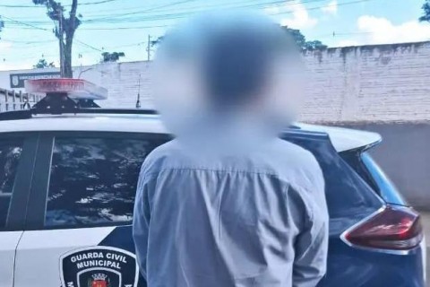 Homem é preso por injúria racial após ofender trabalhador durante remoção de veículo no centro de Maringá