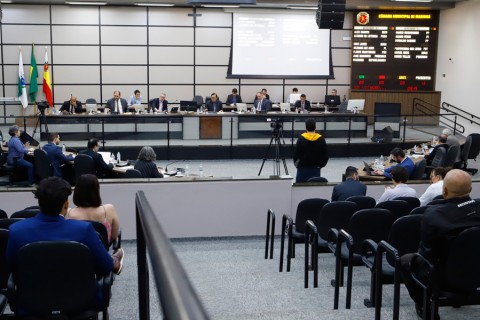 16 dos 17 vereadores que aprovaram o “Quinto Elemento” já contrataram o quinto assessor em Maringá