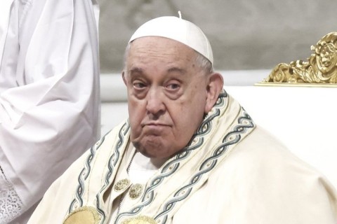 Papa Francisco toma café da manhã e lê jornais, diz Vaticano